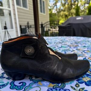 Think! Black Leather Women's Shoes Size 40/9